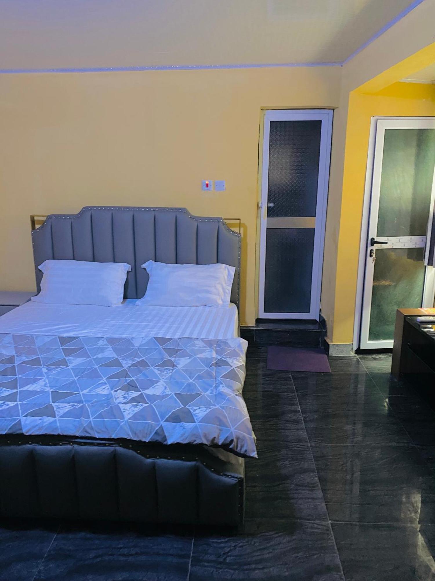 Jennabwa Lodge And Restaurant Freetown Esterno foto